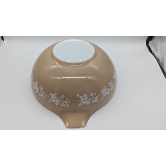 Vintage Pyrex Sandalwood 444 Cinderella Mixing Bowl Tan with White Ivy - Picture 7 of 16